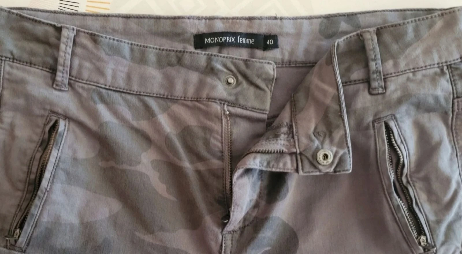 Monoprix Calça/Jeans Skinny TFr40/TL - Estampa Militar Cinza e Cintura Média em Ótimo Estado – photo 7